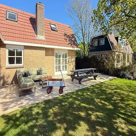 بيت للعطل With Expansive Sunny Garden