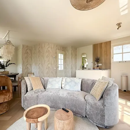 With Expansive Sunny Garden بيت للعطل إغموند آن دن هوف