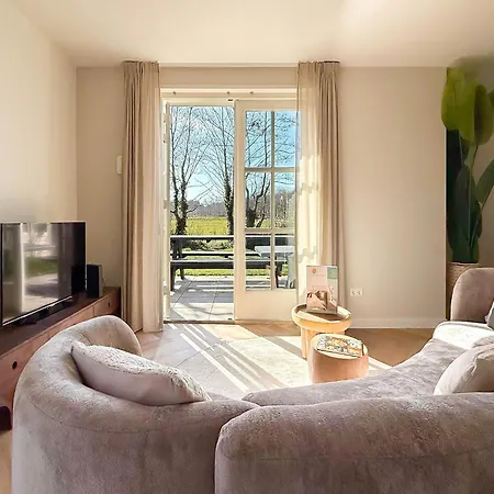 بيت للعطل With Expansive Sunny Garden