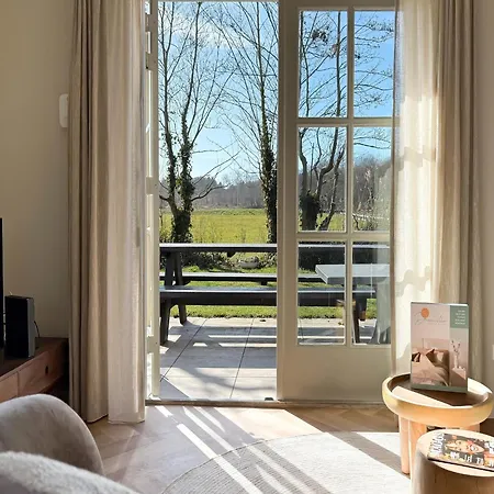 بيت للعطل With Expansive Sunny Garden