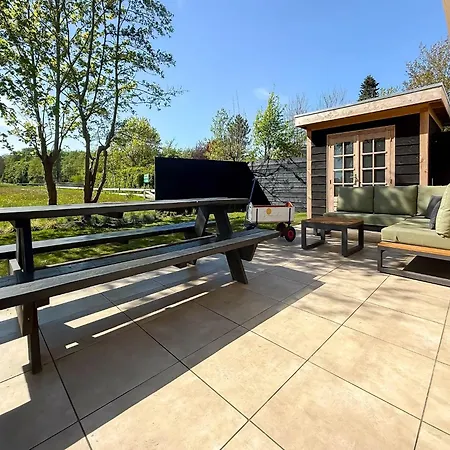 With Expansive Sunny Garden Semesterbostad