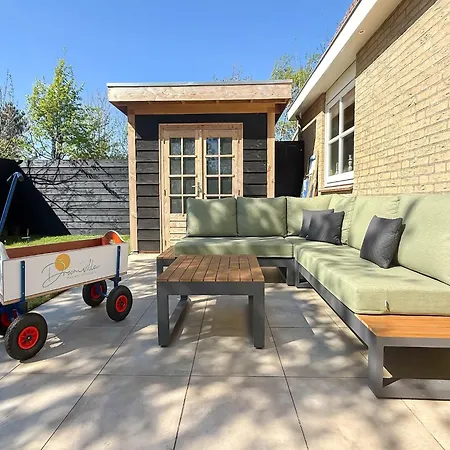 بيت للعطل With Expansive Sunny Garden